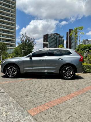 VOLVO XC60 2.0 T8 HYBRID MOMENTUM AWD GEARTRONIC VOLVO XC60 2.0 T8 HYBRID MOMENTUM AWD GEARTRONIC